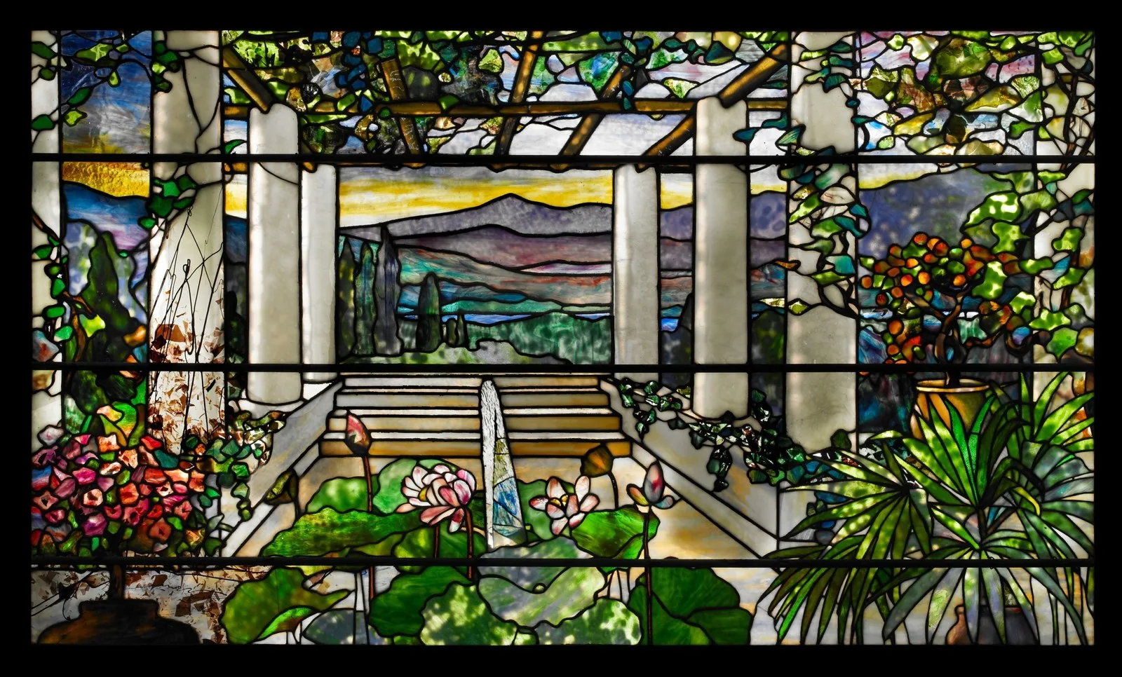 Neden Louis Comfort Tiffany Koleksiyoncuları Hala Büyülüyor?