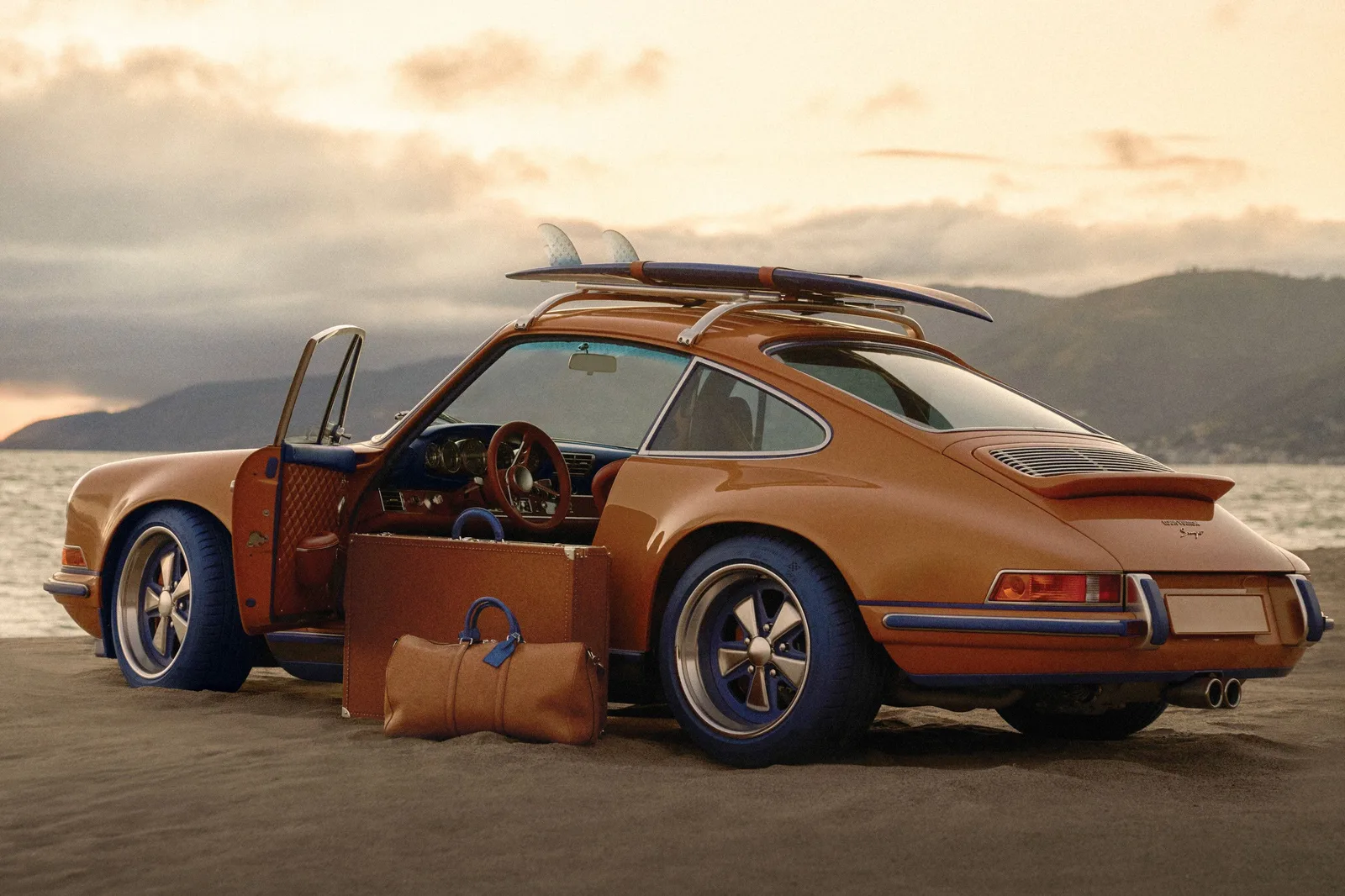 Singer, Louis Vuitton ile iş birliği yaparak çılgınca modifiye edilmiş iki adet Porsche 911 yaratır