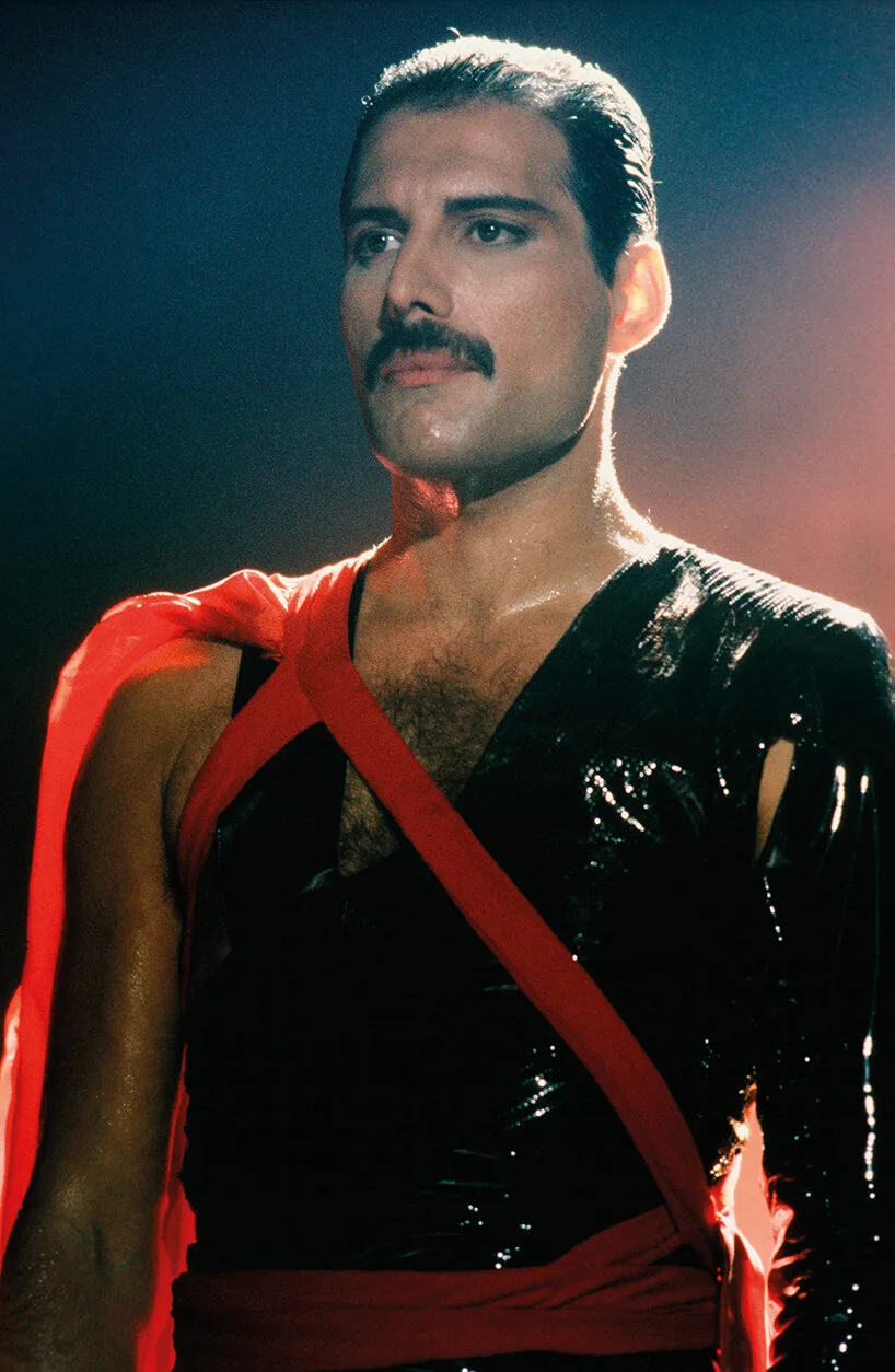 Freddie Mercury’nin İkonik Kostümleri Londra’daki V&A Galerileri’nde Sergilenecek