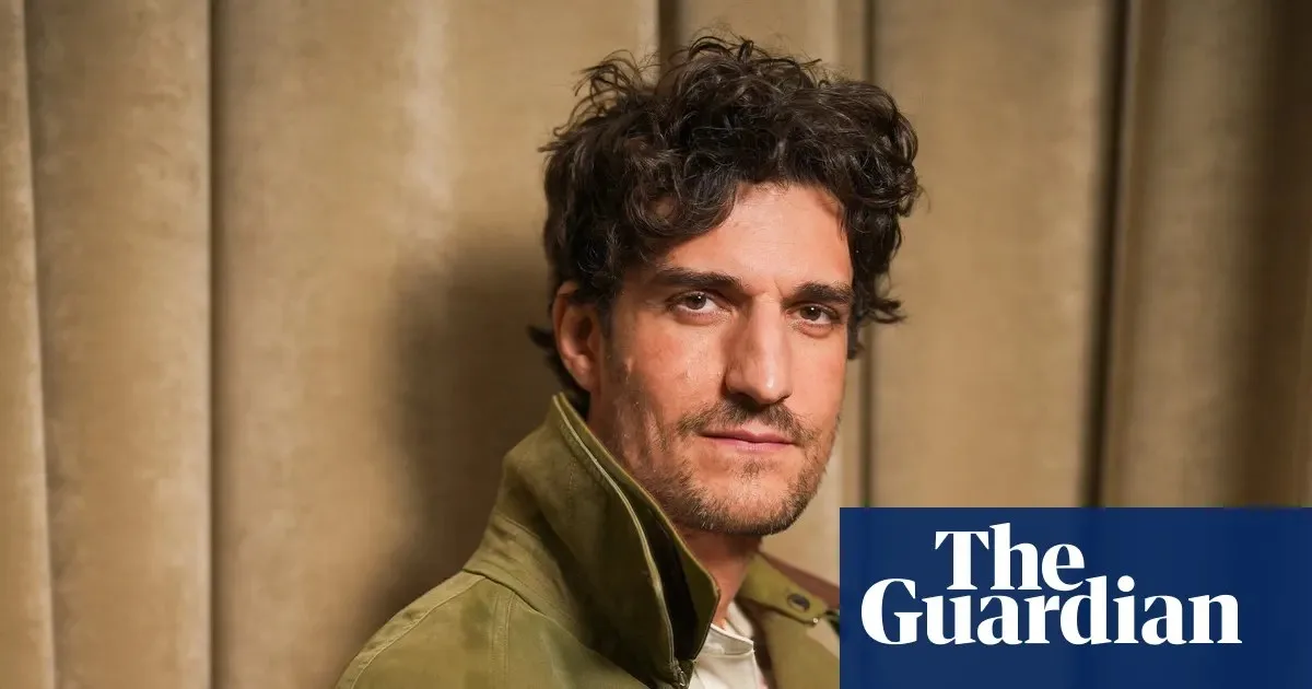 Louis Garrel: “Kendimi güzel göstermeyi umursamıyorum” – Moda, baba olmak ve yeni, tuhaf rolü hakkında