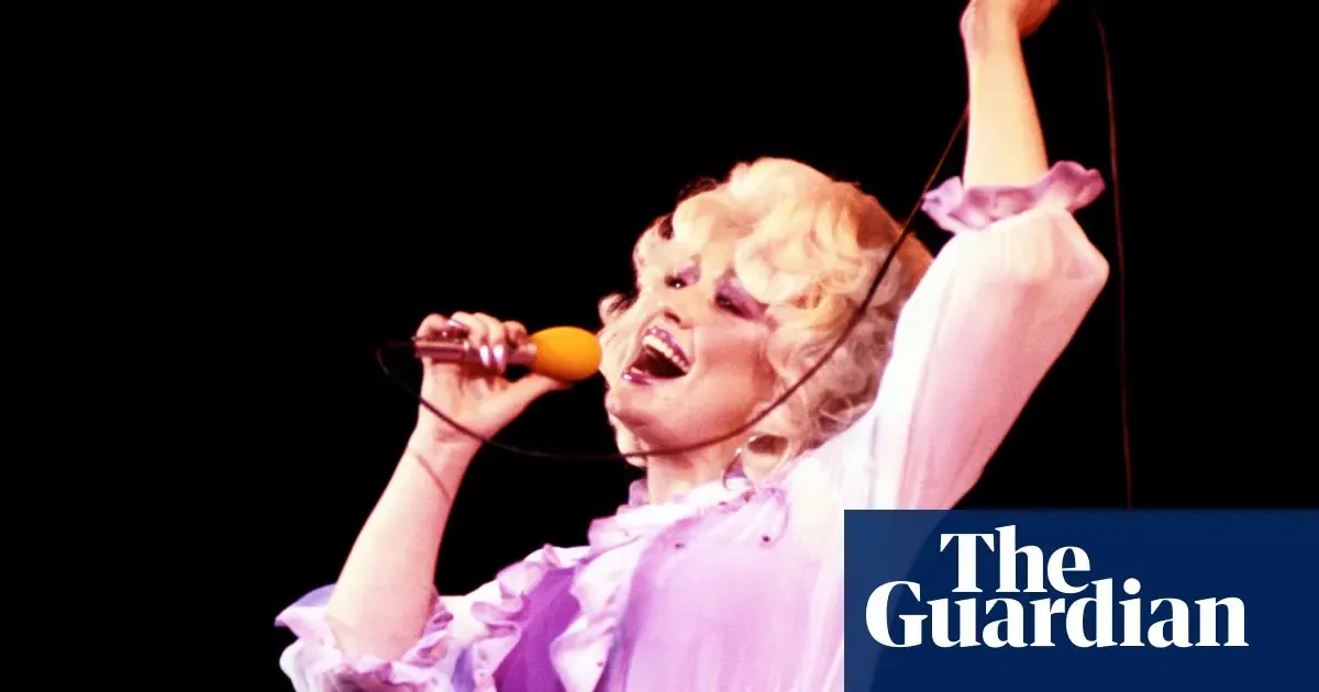 Dolly Parton, kendine özgü ve göz alıcı tarzıyla tanınıyor: “Ben bir moda ikonu değilim; sadece dikkat çekmeyi amaçlıyorum”