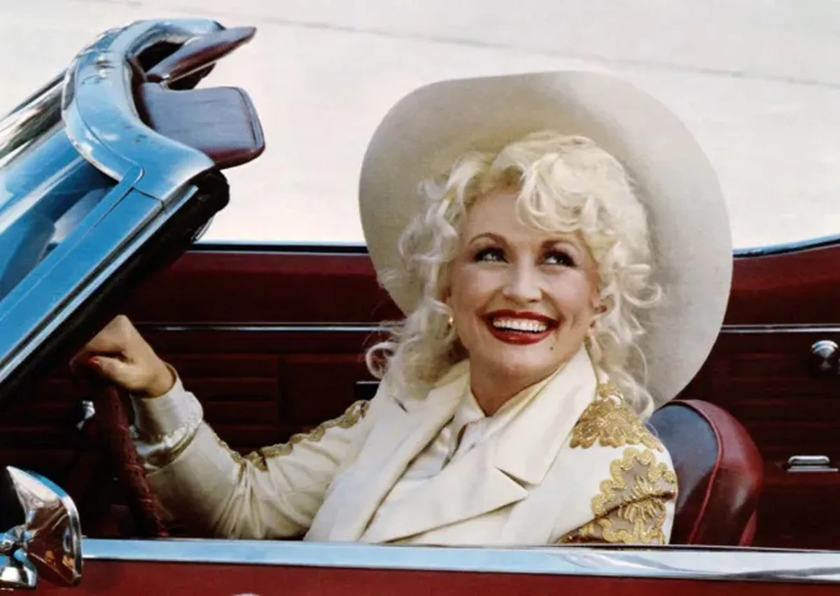 Dolly Parton’a Vefat Ettiği İçin, AMC Sinemaları İkonik Filmleri Geri Getiriyor