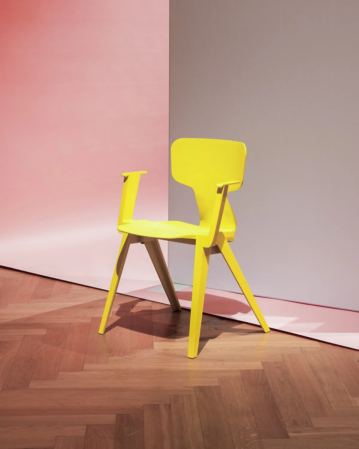 8 Chairs: Alışık Olduğumuz Bir Tasarımı Yeniden Düşünmek