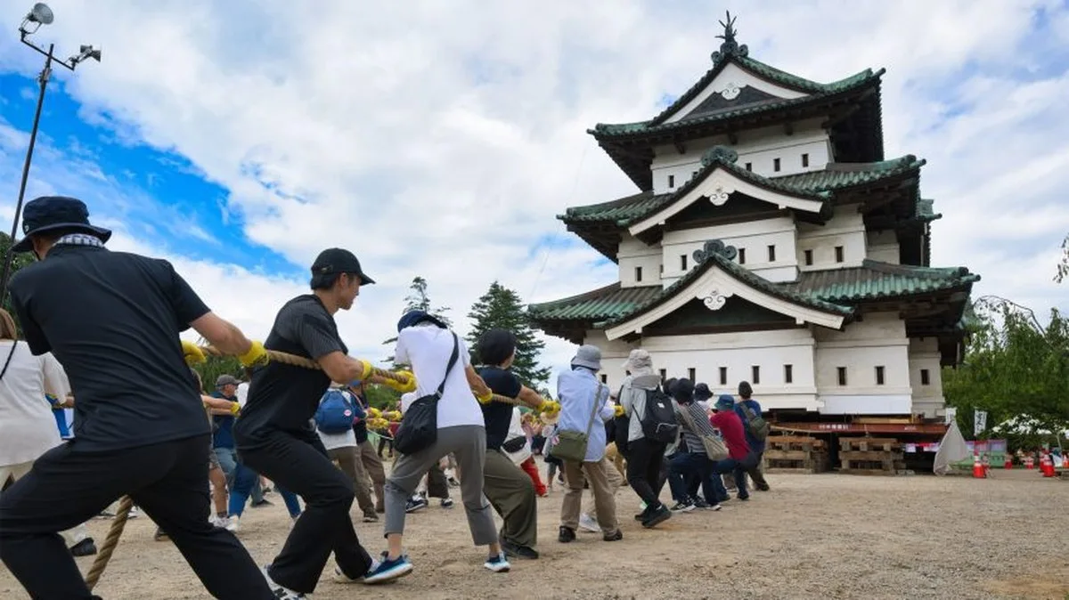 Japonya’da Tarihi Kalenin Restore Edilen Kulesi, Gönüllüler Tarafından Yerinden Oynatıldı