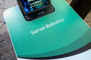 Serve Robotics, Uber ile yollarını ayırdıktan sonra Grubhub ile ortaklık kurdu: Robot teslimatlara yeni bir soluk!
