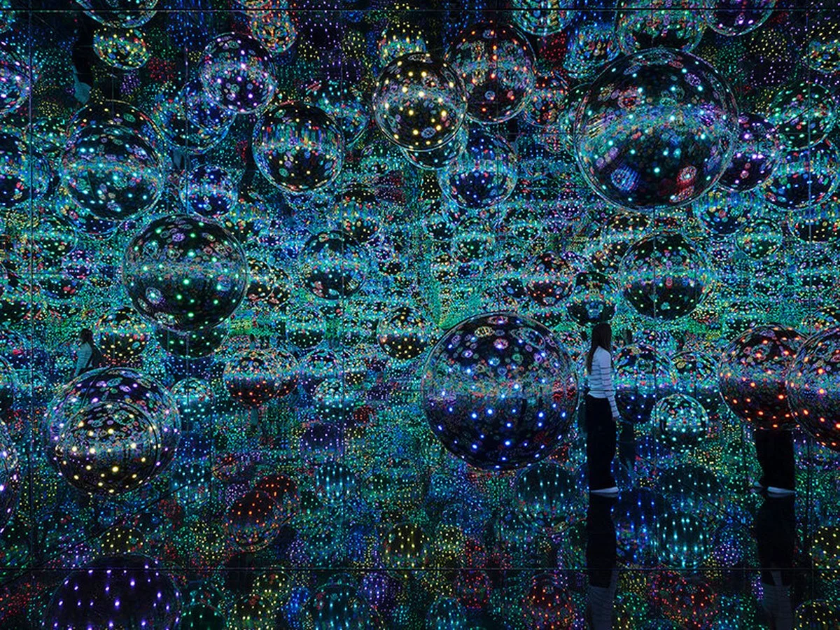 yayoi kusama leaves behind a world of dots, mirrors and infinity - 6