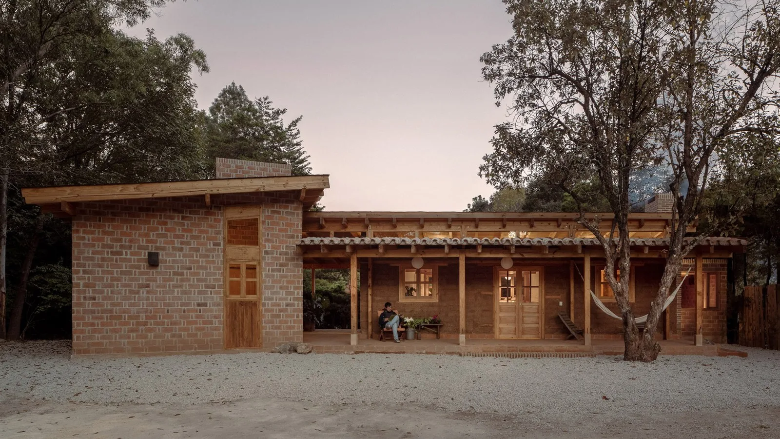 Chiapas’taki Bakımsız Yapıdan Yenilenmiş, Tek Katlı Bir Konuta Dönüşüm