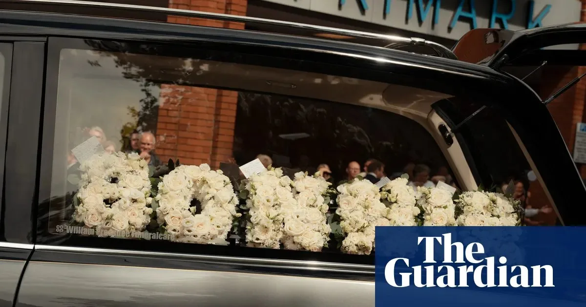 “Asla Unutmadı”: Bonnie Tyler’ın Vefatıyla Yüzleri Düşen Hayranlar, Swansea’da Törene Katıldı