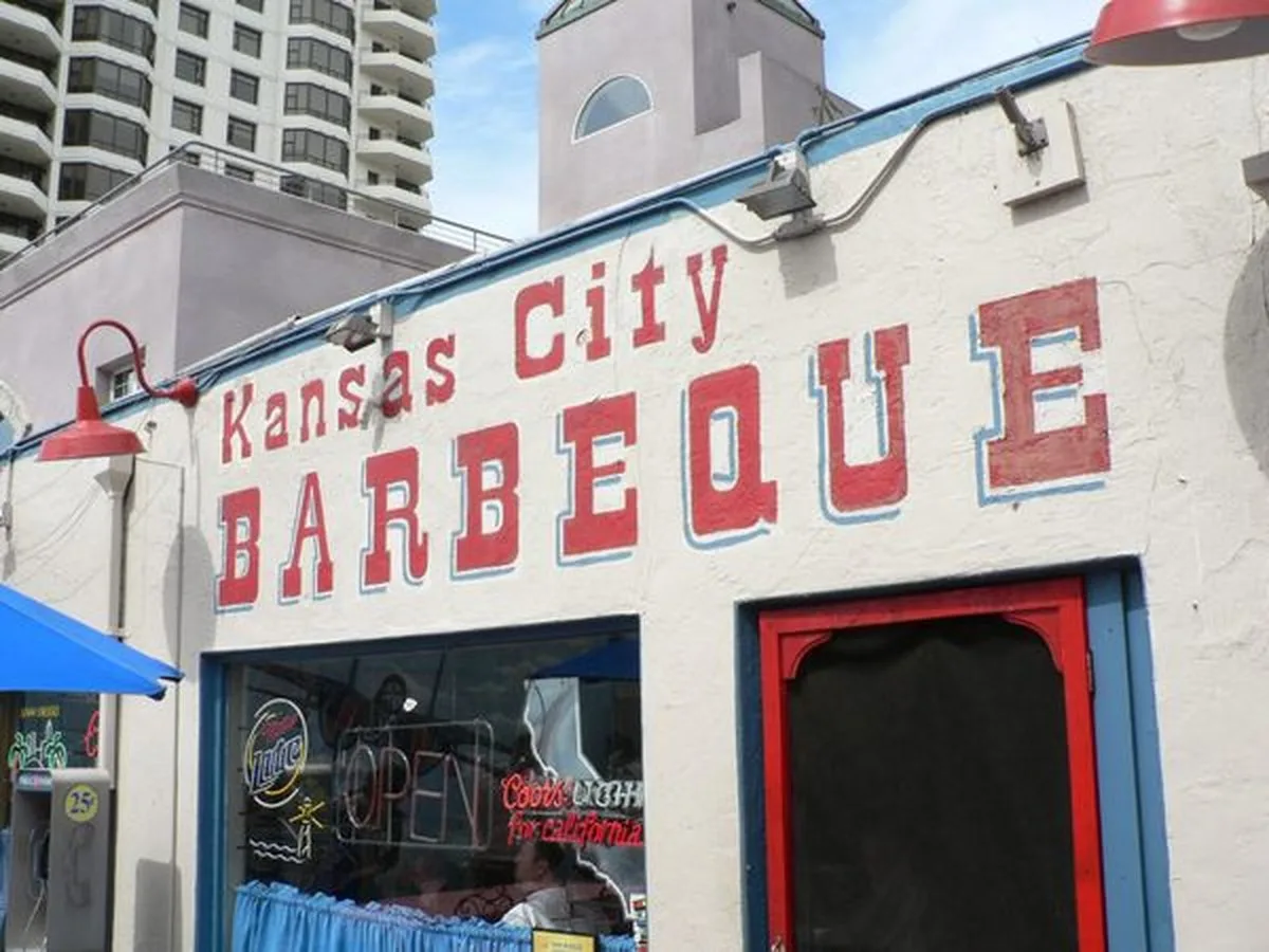 Top Gun” Filminin İkonik Piyanosuna Sahip Olan Barı Ziyaret Edin: Kansas City Barbeque”
