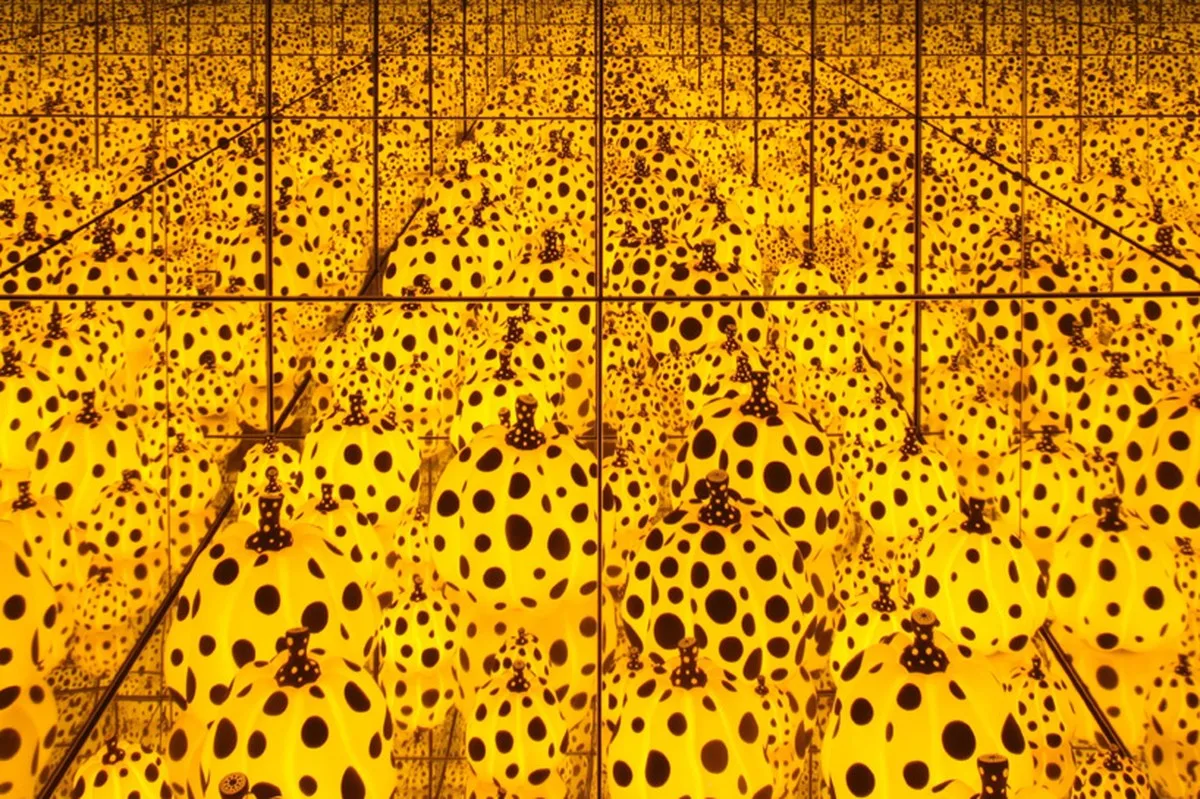 yayoi kusama leaves behind a world of dots, mirrors and infinity - 4