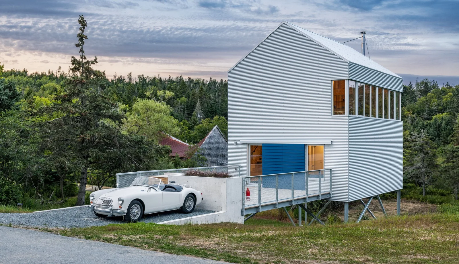 Nova Scotia’da Şirin Bir Köy Evi: Minimalist Tasarımın Sıra Dışı Yorumu
