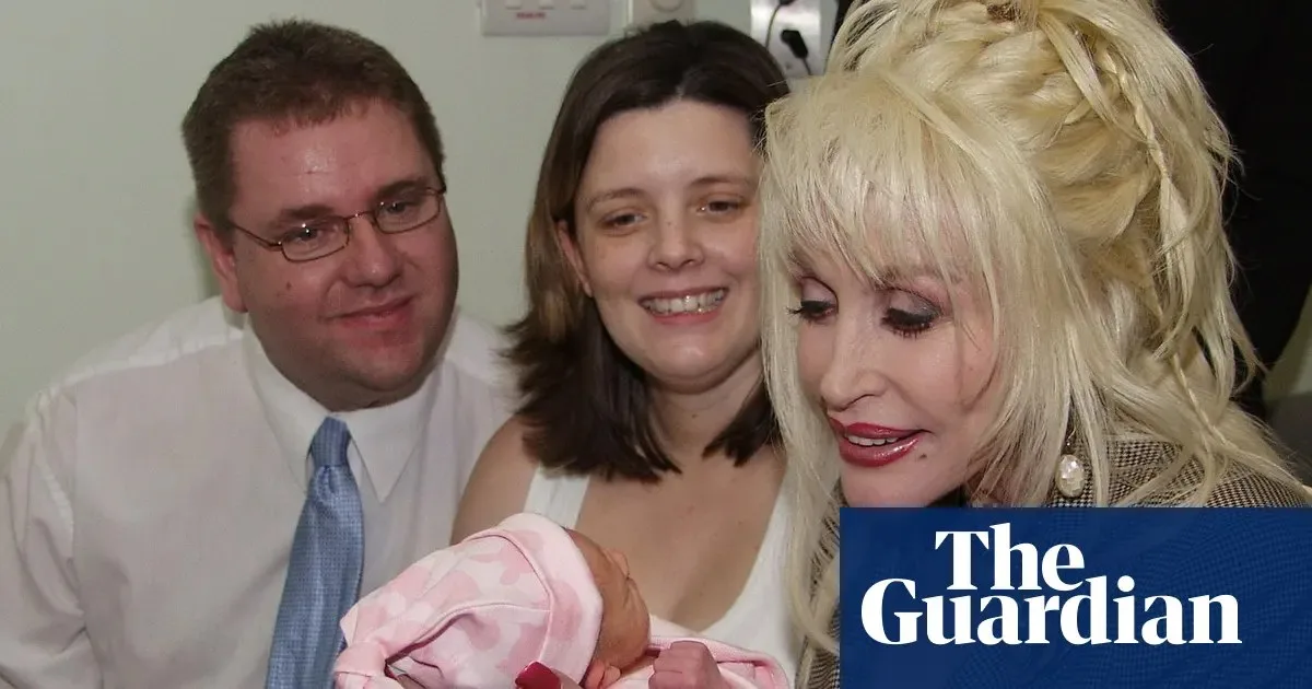 Dolly Parton’ın Rotherham Ziyareti: Bir Efsanenin Kalbi ve Kitapların Gücü