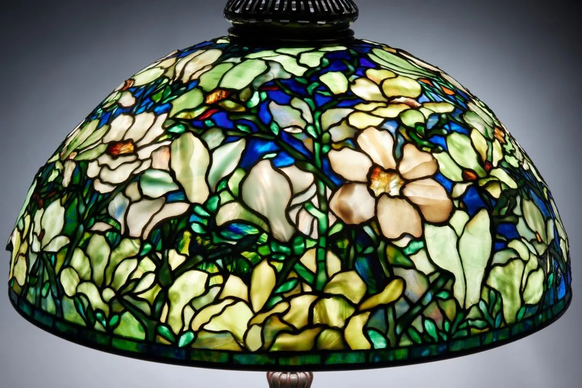 Neden Louis Comfort Tiffany Koleksiyoncuları Hala Büyülüyor?