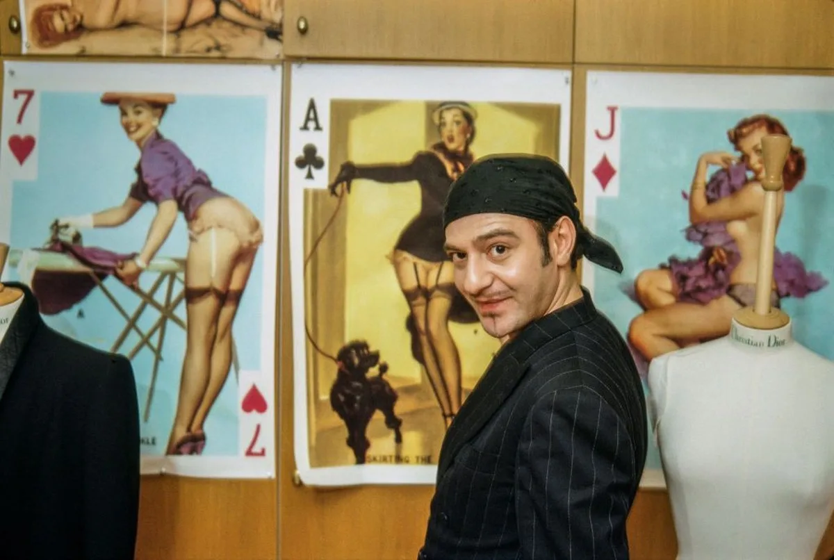 John Galliano, Metropolitan Müzesi’ndeki Çıkışıyla Tartışmaları Tetikledi