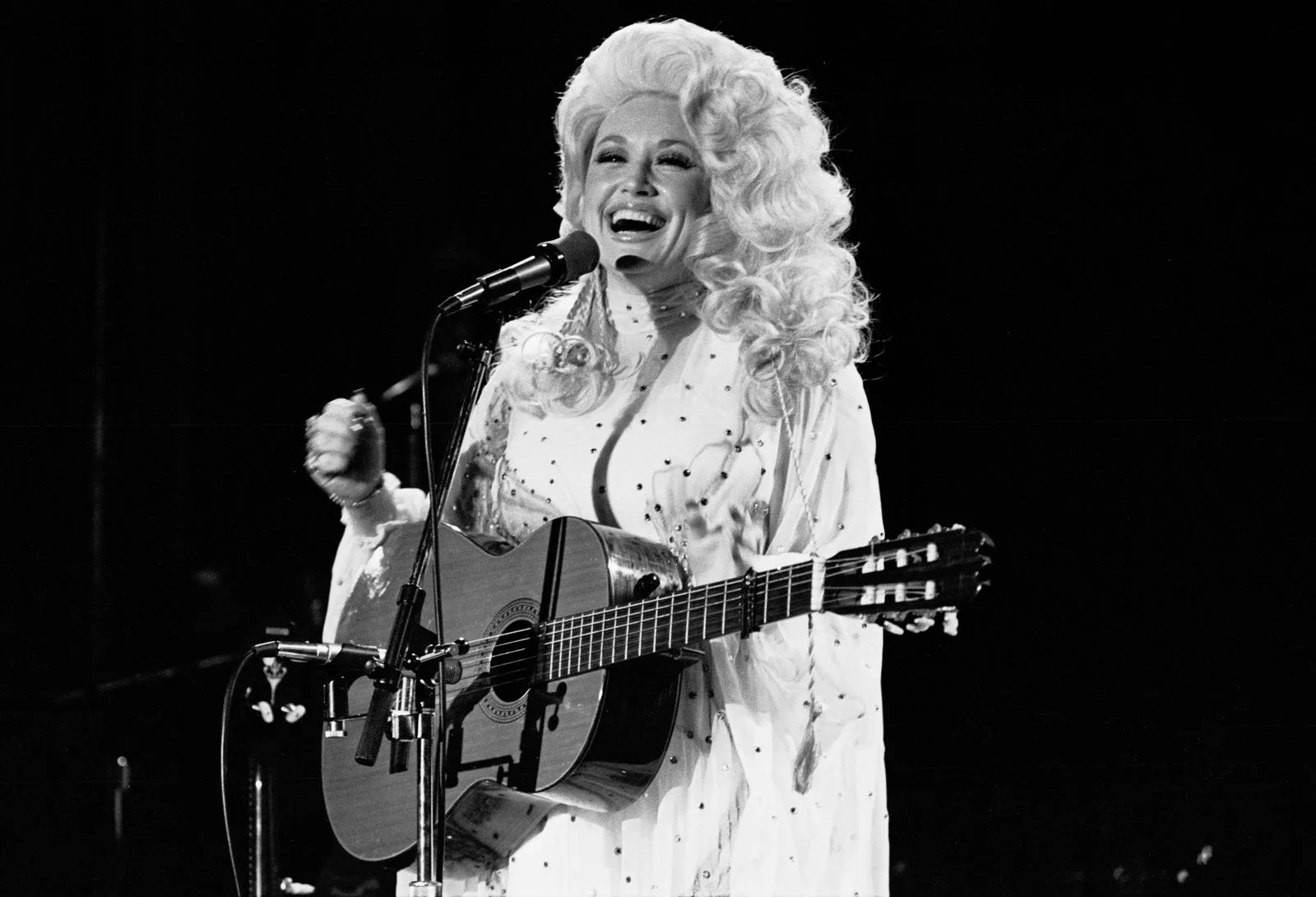Dolly Parton, country müziğinin gelmiş geçmiş en önemli isimlerinden biridir ve asıl olarak bir şarkı sözü yazarı olarak anılmayı