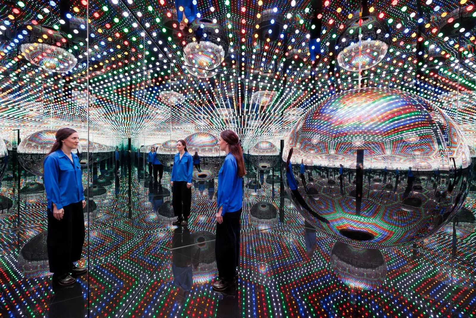 Sanatın Süperstarı Yayoi Kusama Hayata Veda Etti: Noktalar, Aynalar ve Sonsuzluk Bıraktı
