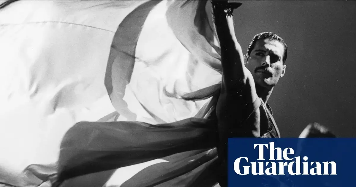 Freddie Mercury’nin Efsanevi Kostümleri V&A Müzesi’nde Sergilenecek: “Muhteşem Şeylerle Çevrili Bir Hayat”