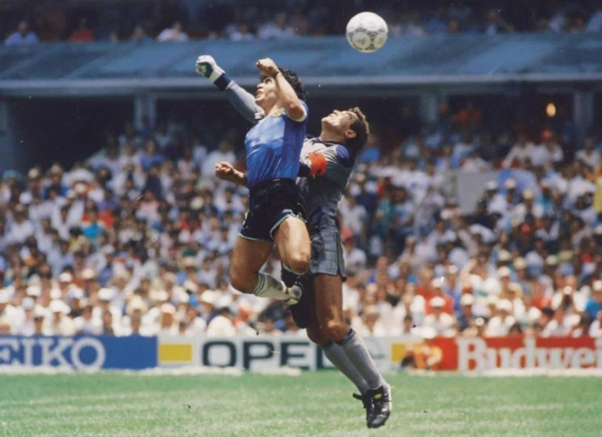 Diego Maradona’nın “Tanrı’nın Eli” Golünde Kullanılan Futbol Topu, Müzayede Rekoruna İmza Attı