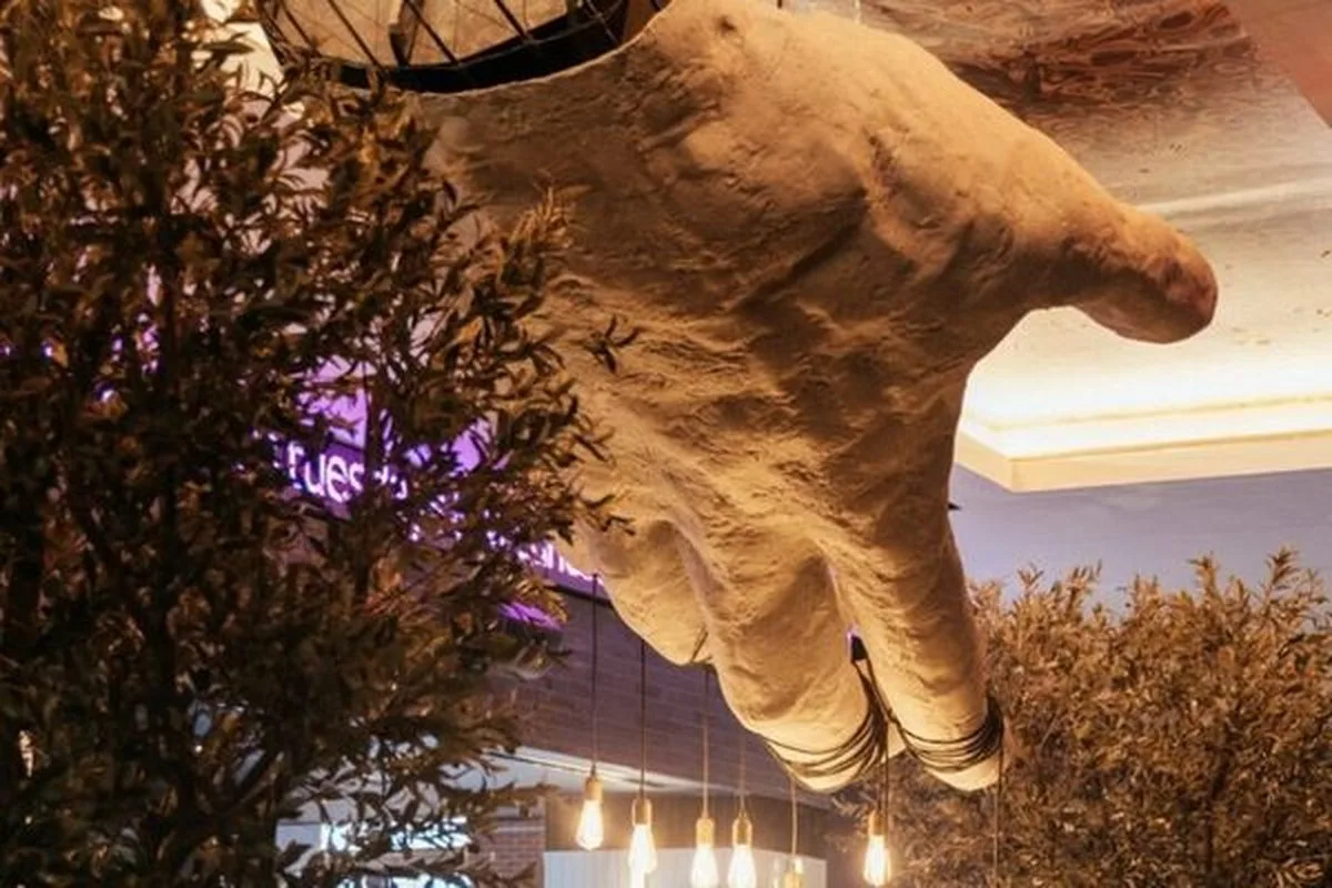 Dallas’ın Kalbinde İnsan İşçiliğine Saygı: “Descending Hand Sculpture”