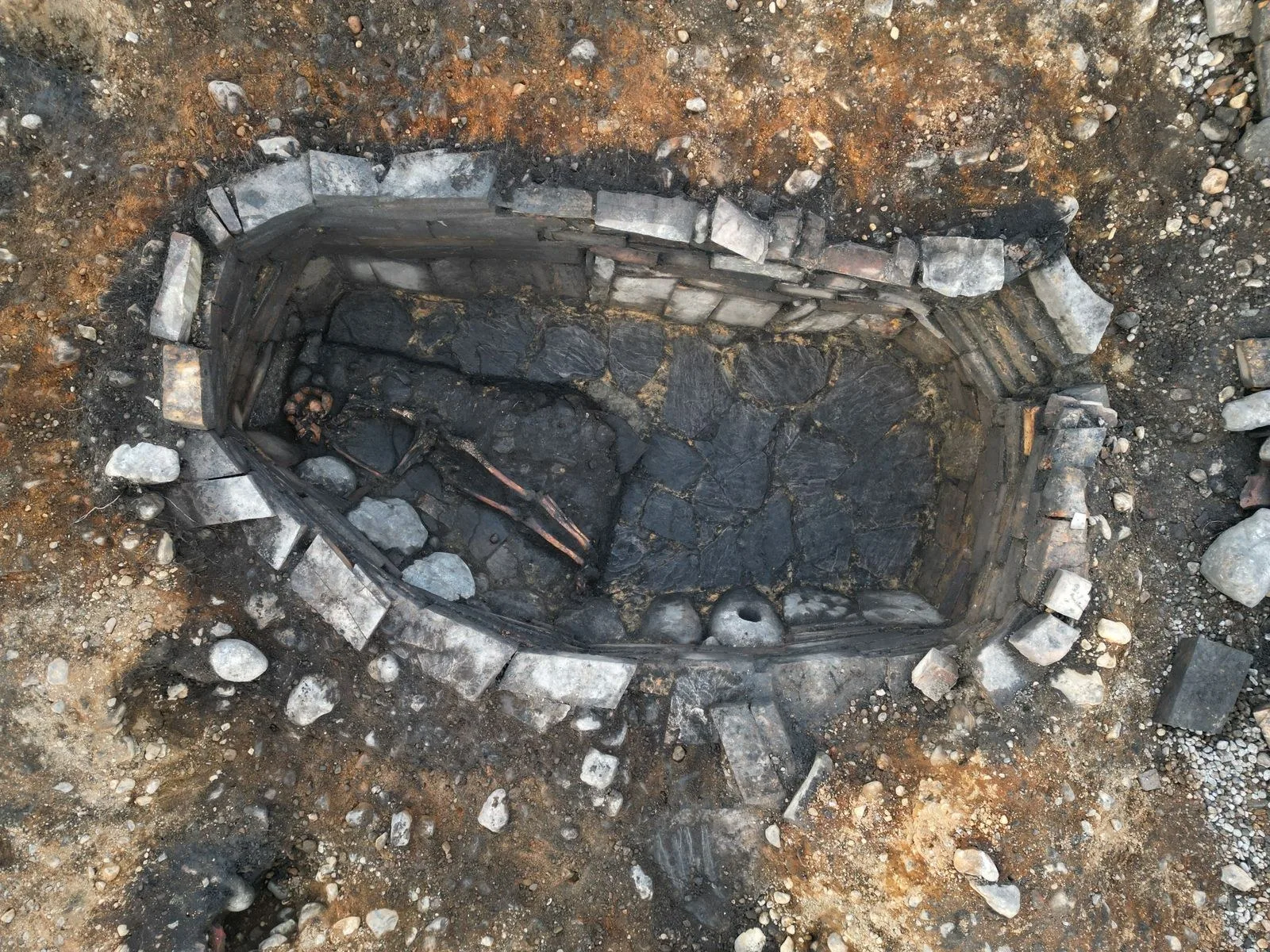 İskoçya’da Gizemli Taş Yapıda İnsan İskeleti Bulundu: Arkeologlar Şaşkın