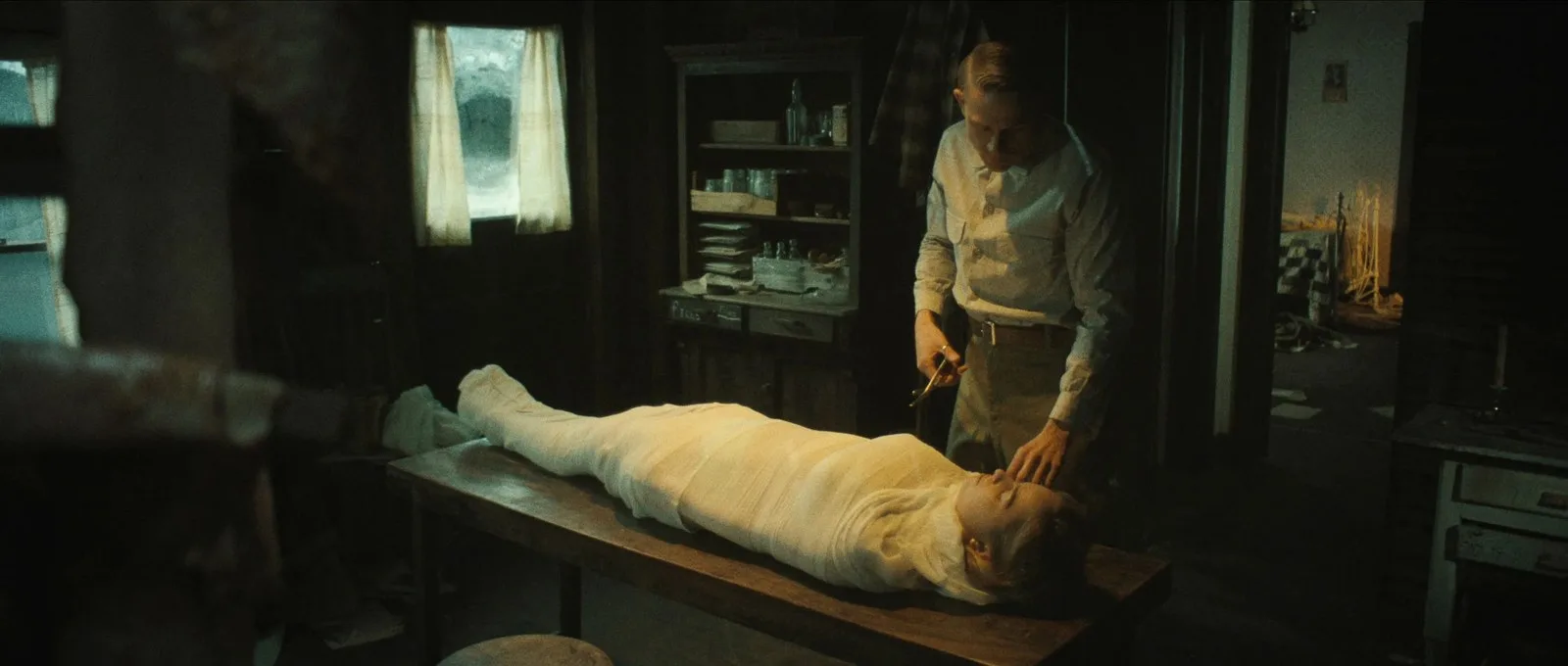 MONSTER, (aka MONSTER: THE ED GEIN STORY), from left: Addison Rae as Evelyn, Charlie Hunnam as Ed Gein, (Season 3, ep. 304, aired Oct. 3, 2025). photo: ©Netflix / Courtesy Everett Collection