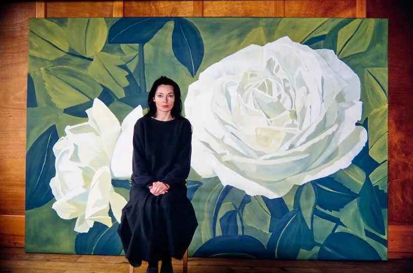 İsviçre’de Dev Çiçekler ve Büyülü Manzaralar: Anne Loch’un Sanat Dünyasına Geri Dönüşü