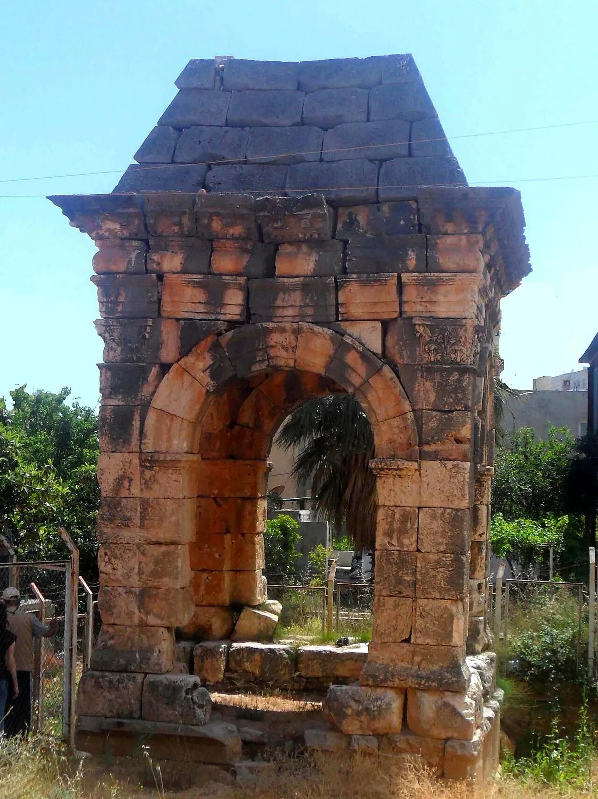 Konik çatılı yapı