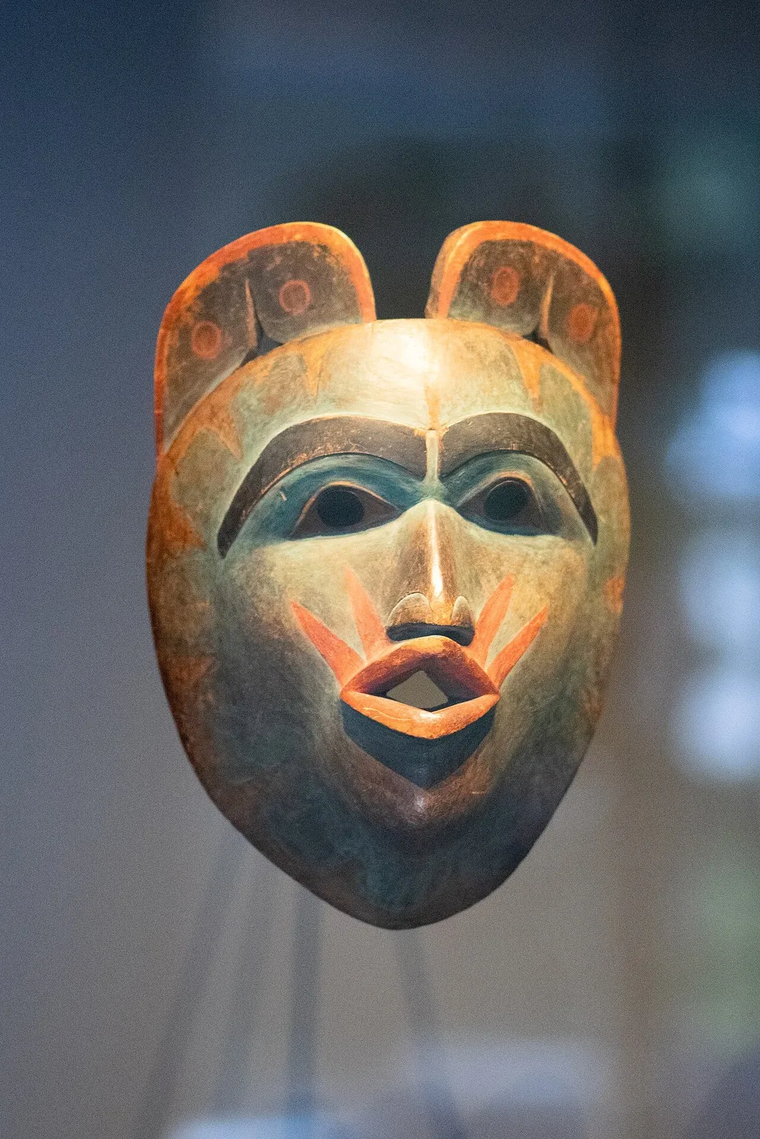 Tlingit Kuzeybatı Yerli Kabilesi Törensel Şaman Maskesi ve Sedir Ağacı Oymacılığı (NMNH E224754)