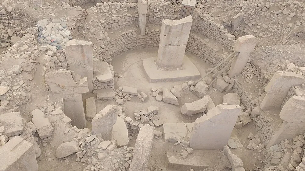 Göbeklitepe Yer C: tilki, yılan ve akbaba kabartmaları — erken dönem sembolik anlatı