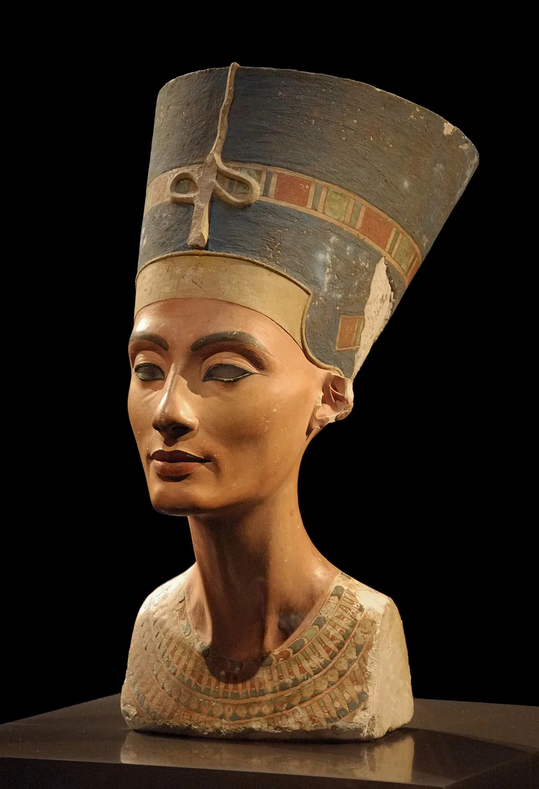 Nefertiti büstü (MÖ ~1345): Amarna döneminin gerçekçi portre devrimi