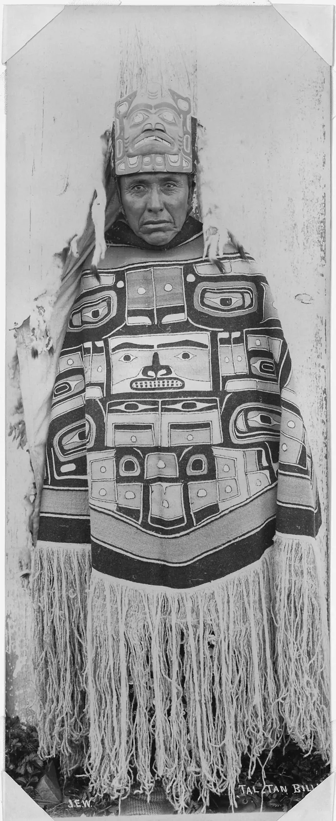 Tlingit Kuzeybatı Yerli Kabilesi Törensel Şaman Maskesi ve Sedir Ağacı Oymacılığı (NMNH E224754) - "Tal-tan Billy." Indian shaman of the North Pacific Coast in ceremonial dress. - NARA - 298059