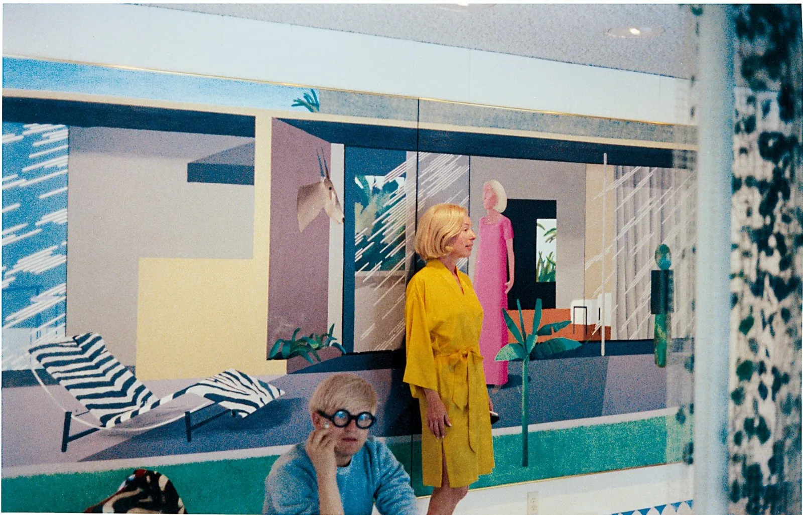 David Hockney’nin En Büyüleyici Tablolarından Birinin Hikayesi: “Beverly Hills’li Ev Kadını”