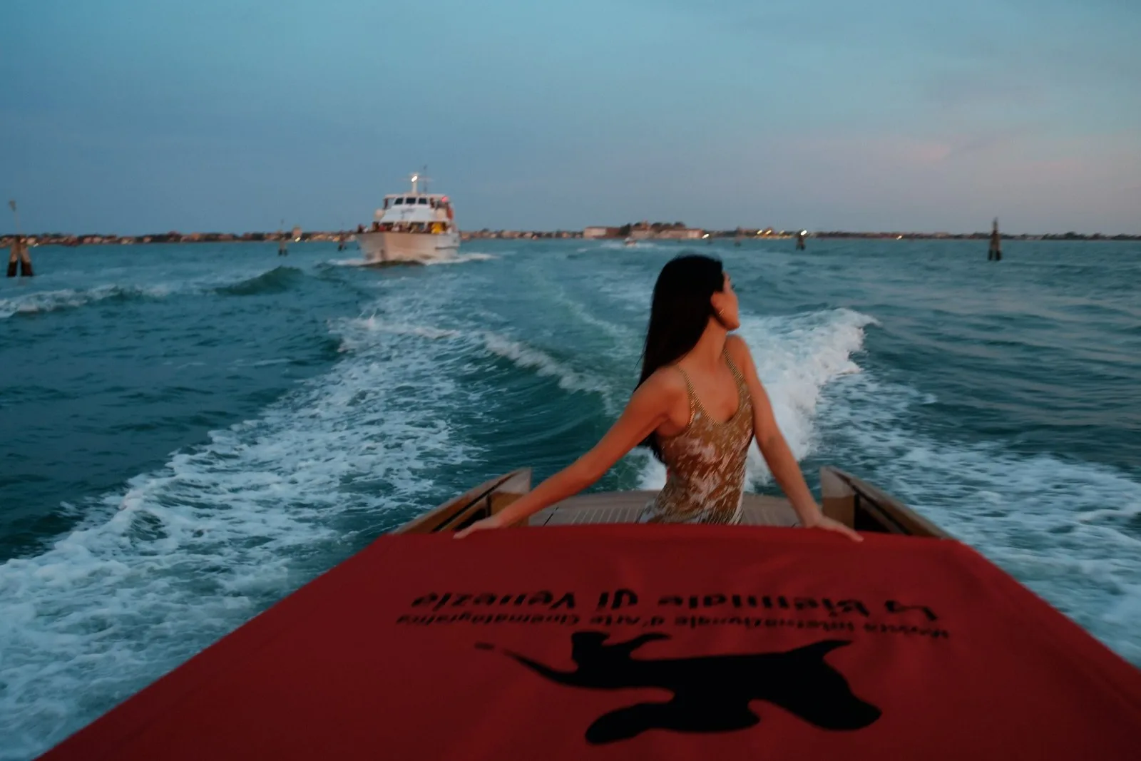 Armani’nin Venedik Film Festival’indeki Mirası: Moda ve Sinemanın Buluşması