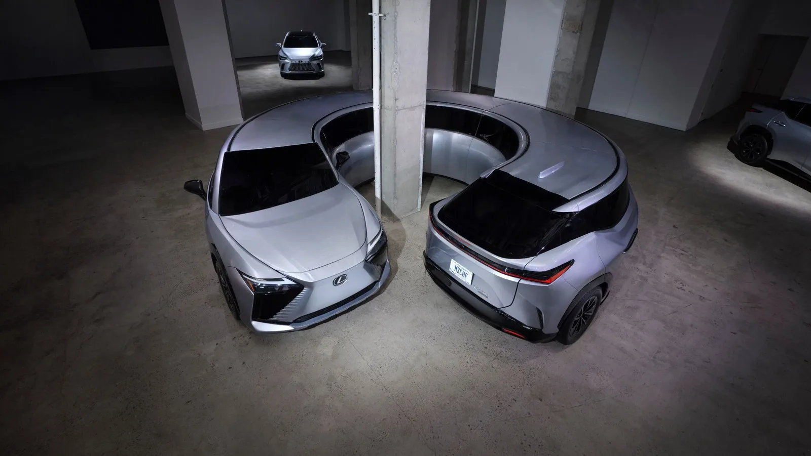 MSCHF ve Lexus, New York’ta Elektrikli Lüks Arabaları Heykel Dönüştürdü