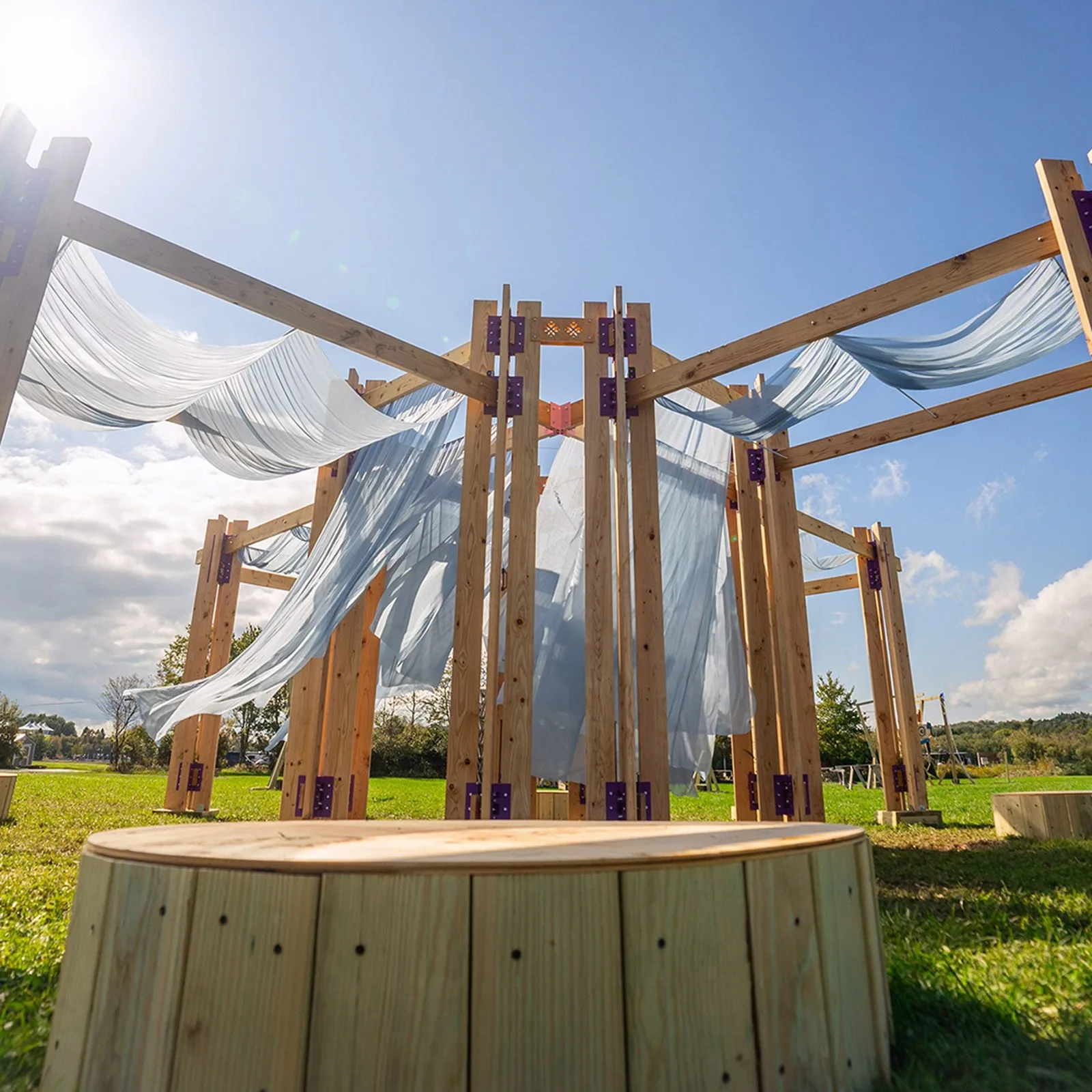 Ormanda çiçekleri andıran ahşap pavilyonlar: BuildFest 2026, Woodstock’un tarihi alanında kapıyı açtı