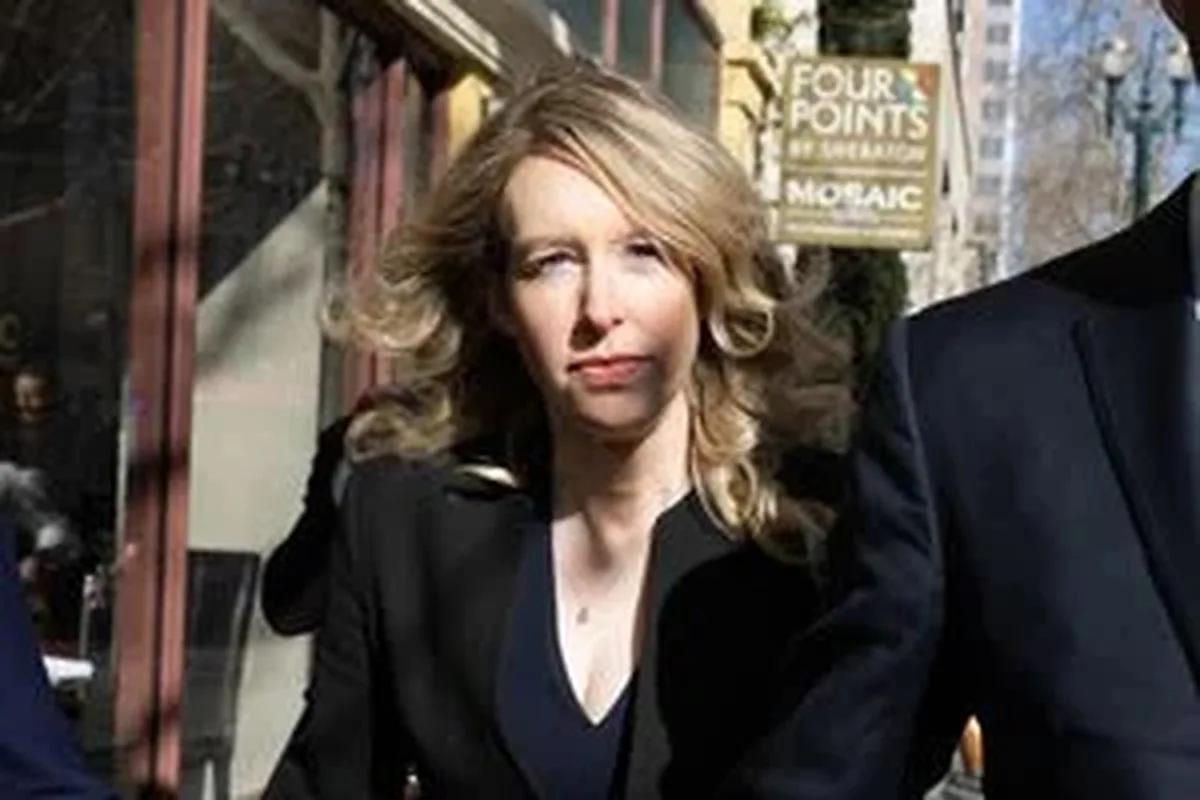 Elizabeth Holmes, 2027’de Teksas’taki Yarı Özgürlük Merkezi’ne Taşınmak İçin Onay Aldı