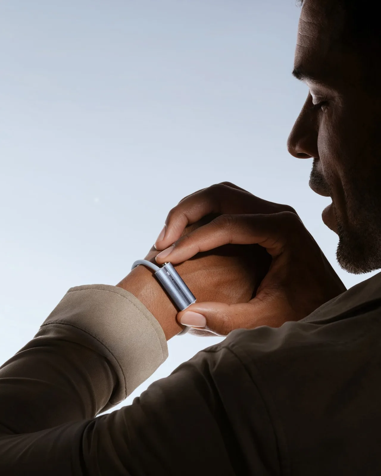 Fitbit’in kurucuları, ailenin sağlığını takip eden yapay zeka destekli bir bileklik çıkardı
