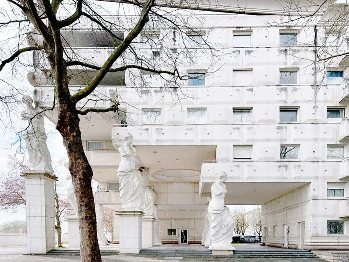 les caryatides de guyancourt: a photo essay on the postmodernist complex of suburban paris - 2
