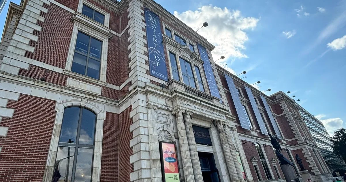 Philadelphia’ın Tarihi Doğa Bilimleri Akademisi Ani Kapanışla Karşılaşırken, Ziyaretçiler Son Bir Bakış Bırakıyor