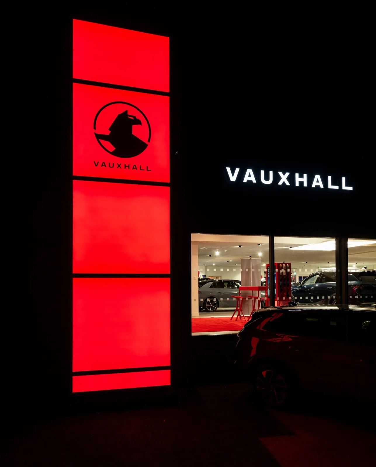 Vauxhall, 121 yıllık tarihinde ilk kez bayrağını kaybeden yenilenmiş grifon logosunu tanıttı