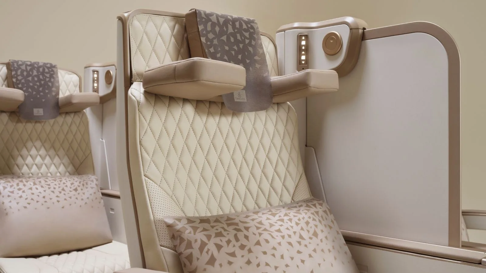 Emirates, Uçakta Sınıflandırmayı Yeniden Tanımlayan Elektrikli Premium Ekonomi Koltuğunu Sundu