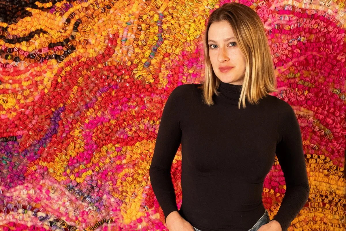 Hannah Buechler: Müziğin, Moda ve Deneyimin Renklerini Keşfeden Çok Disiplinli Sanatçı