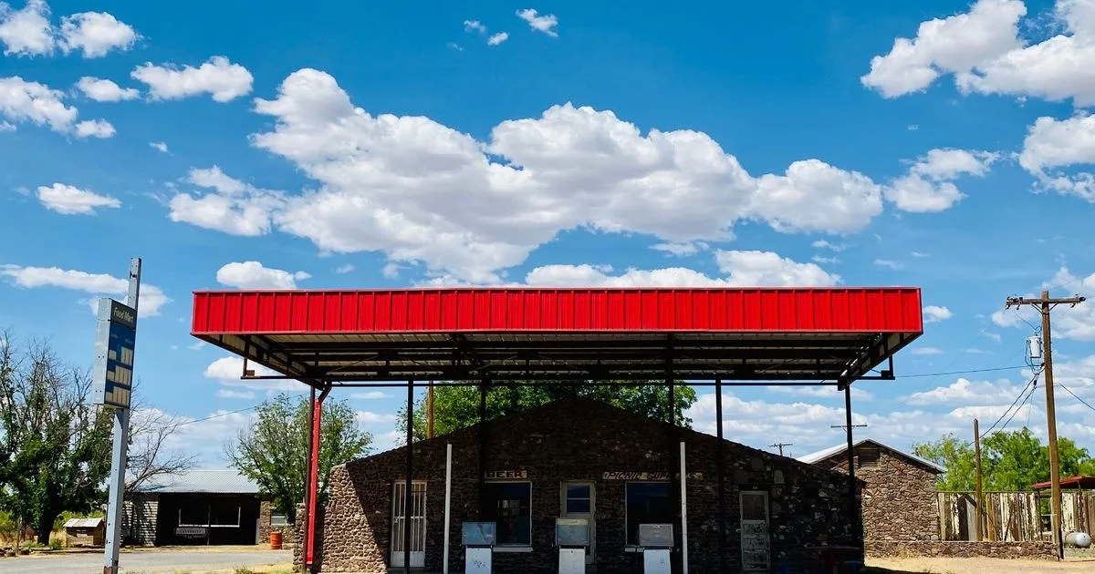 Prada Marfa’ya komşu: Valentine Çöl Moteli Kümesi Satılık