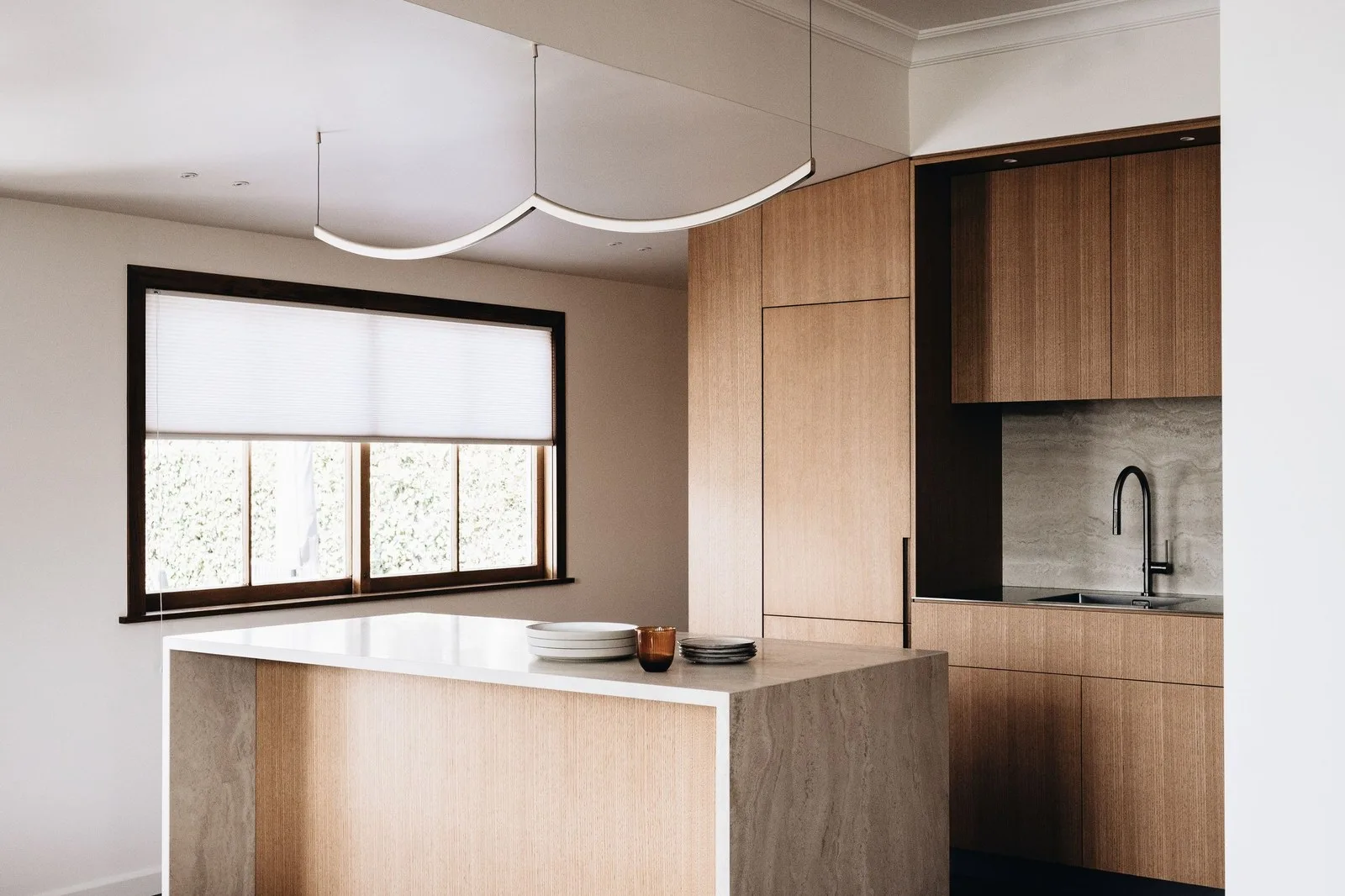 Yeni Zelanda’da Fineline Architecture’ten Doğayla Uyum İçinde Yaşamın Ritmini Yansıtan Minimalist Ev