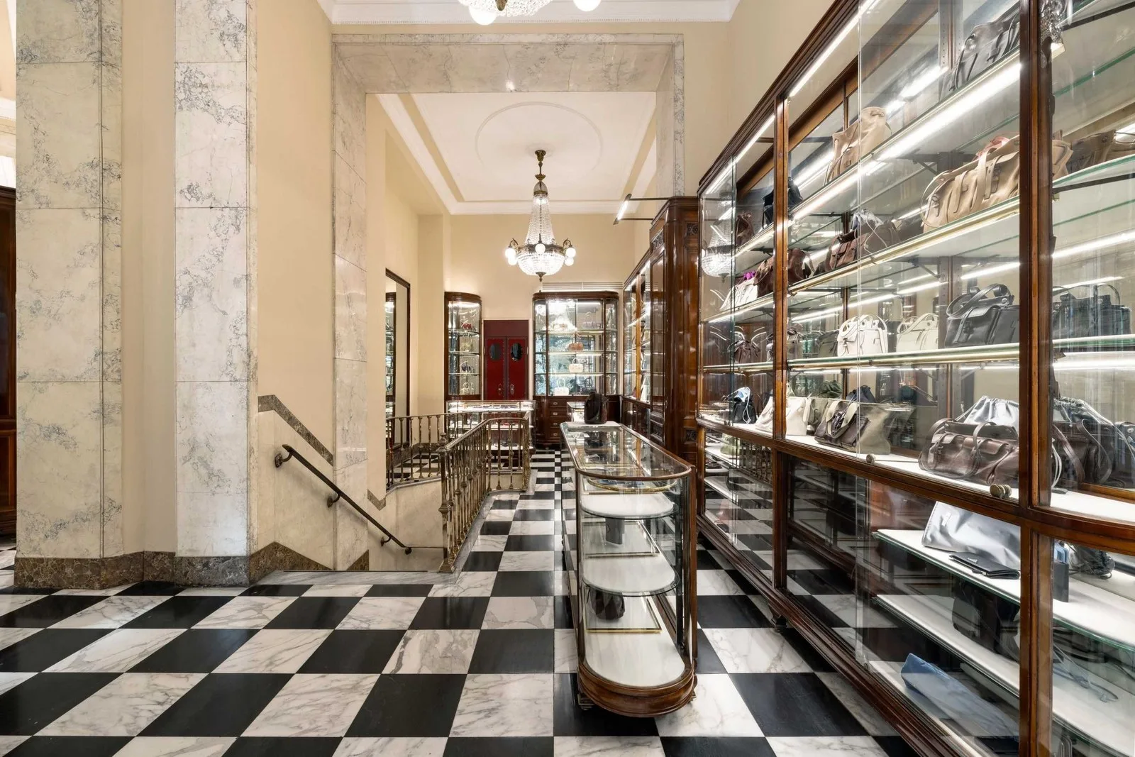 Milan’ın İkonik Galleria’sında Prada’nın Yeni Nesil Mağaza Konsepti: Prada Galleria