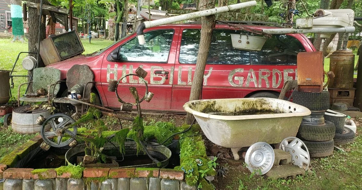 Apple Valley’de Folk Art, Oyuncaklar ve Bir Tabanca: Beklenmedik Bir Yol Kenarı Cazibe Merkezi