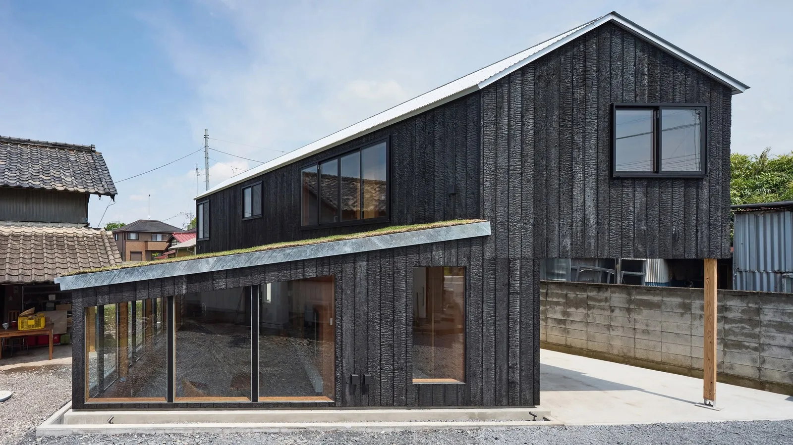 Japonya’nın Tochigi’sinde Ahşabın Karanlığında Doğmuş Modern Bir Ev: Tato Architects’ın Mibu Konutunu Tamamladı