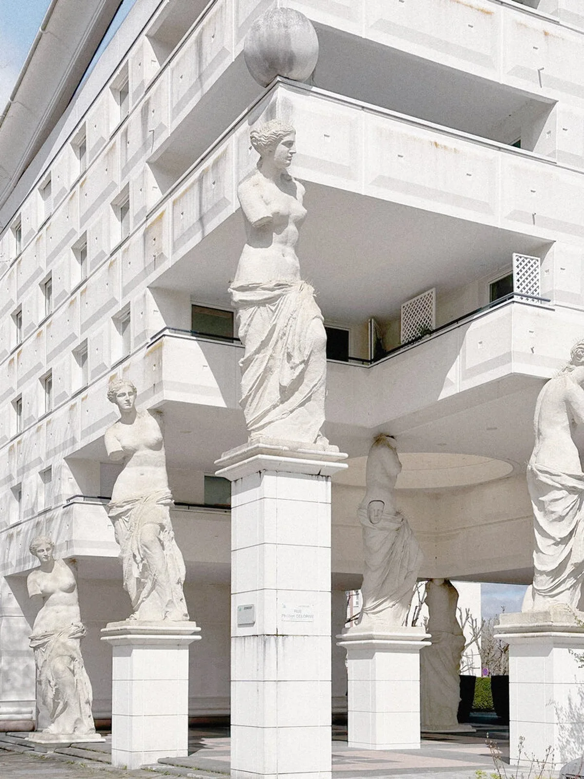 les caryatides de guyancourt: a photo essay on the postmodernist complex of suburban paris - 3