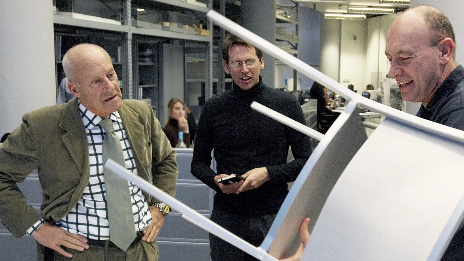 Emeco, Norman Foster Tasarladığı Sandalyelerdeki Benzerlikler Yüzünden Zara Home’a Dava Açtı