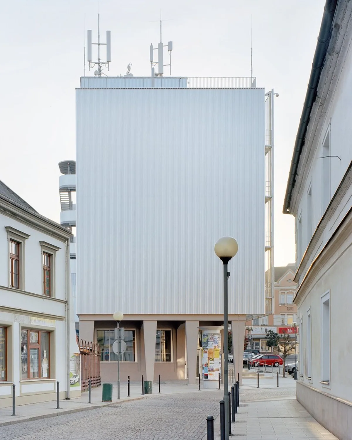 Çek Cumhuriyeti’nde modern bir şehir binası, çelik panellerle yeniden canlandı